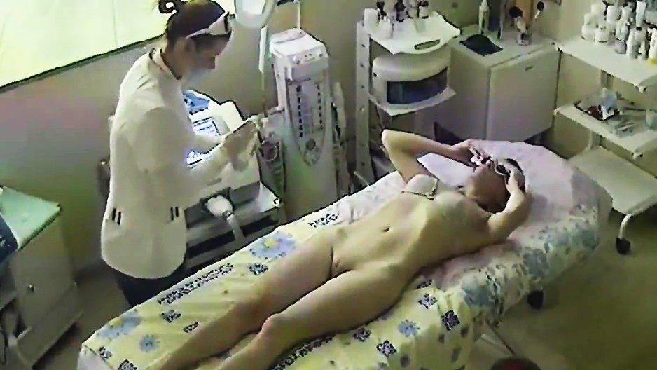 Chez l'esthéticienne pour se faire raser la chatte