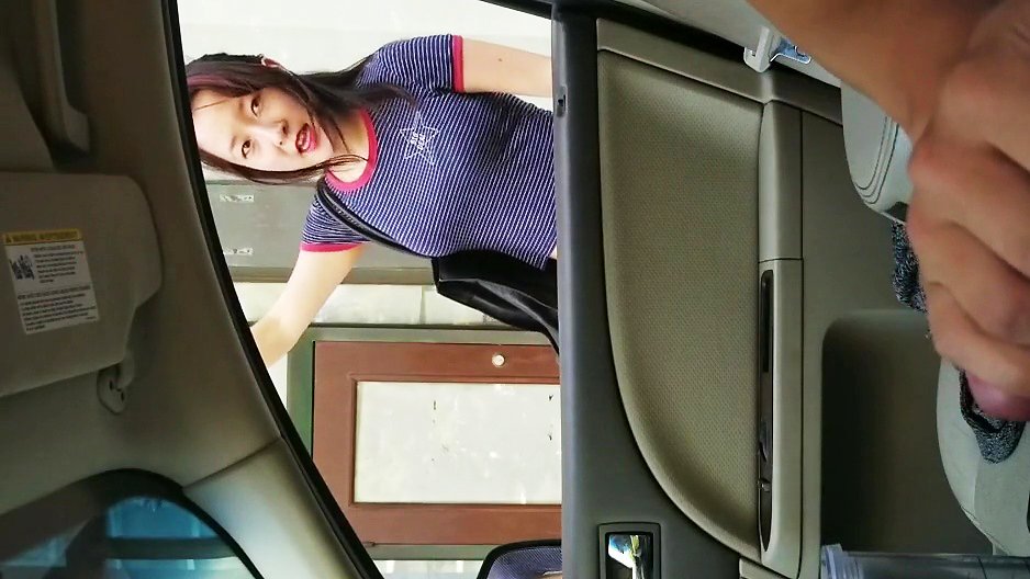 Elle sourit et le regarder éjaculer (pervers)