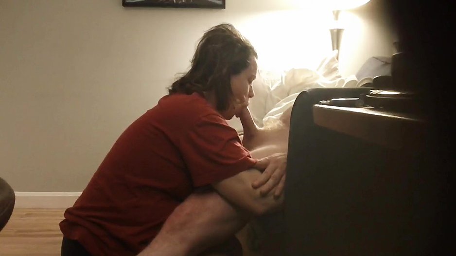 Il cache une caméra et filme sa femme en train de le sucer