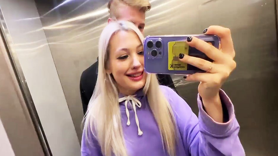 Il croise sa voisine dans un ascenseur