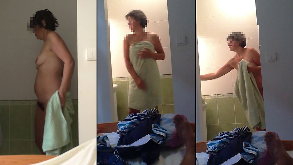 Il filme sa femme en sortant de la douche