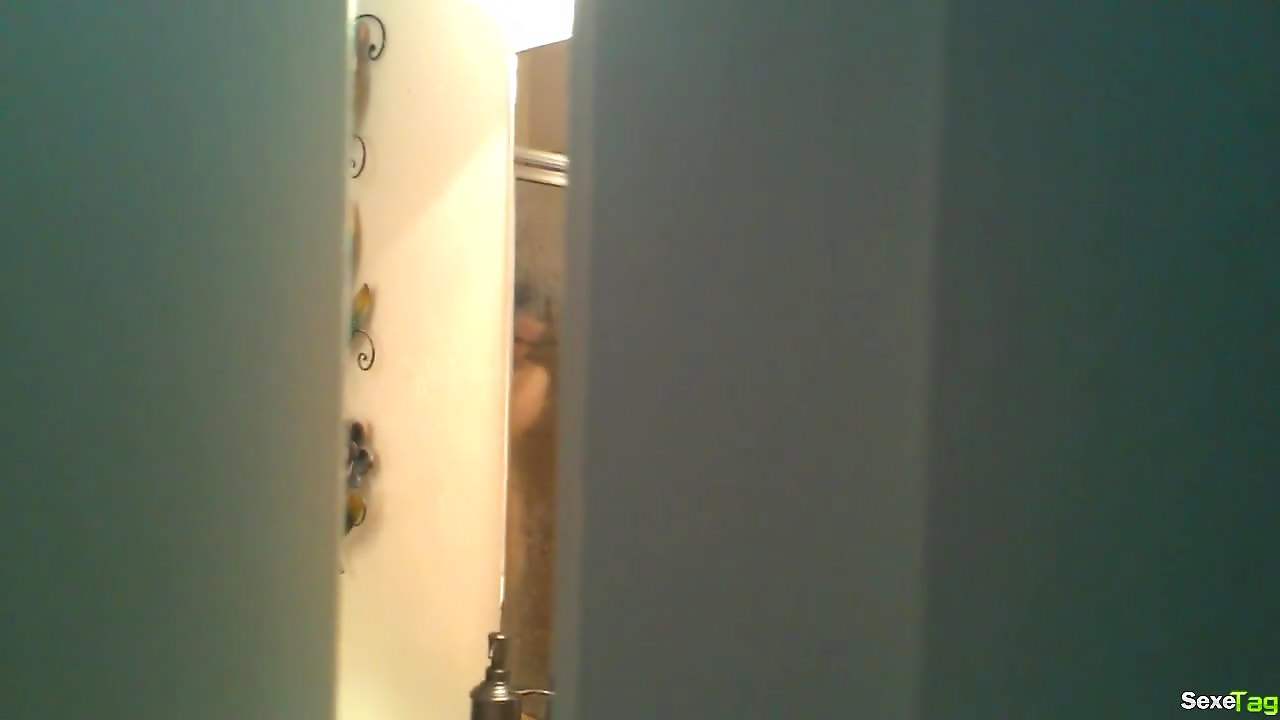 Il filme sa femme en train de se masturber sous la douche (v...