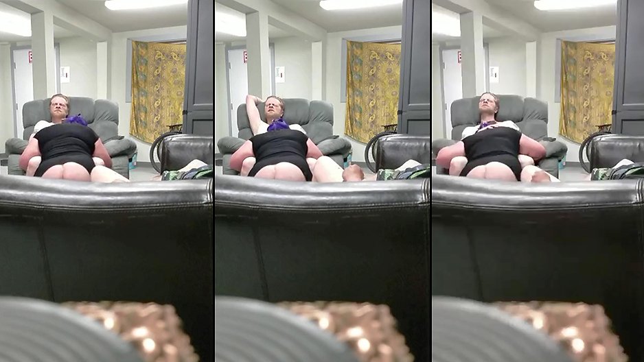 Il regarde sa femme sucer un inconnu