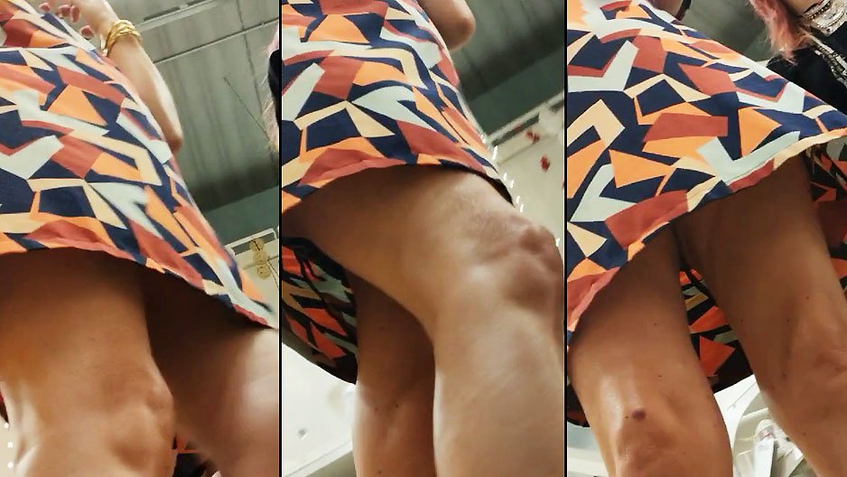 Je filme sous sa jupe avec mon téléphone dans les mains