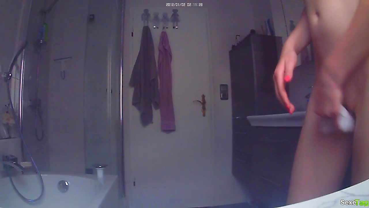 Ma cousine s'épile la chatte dans sa salle de bain (voyeur)