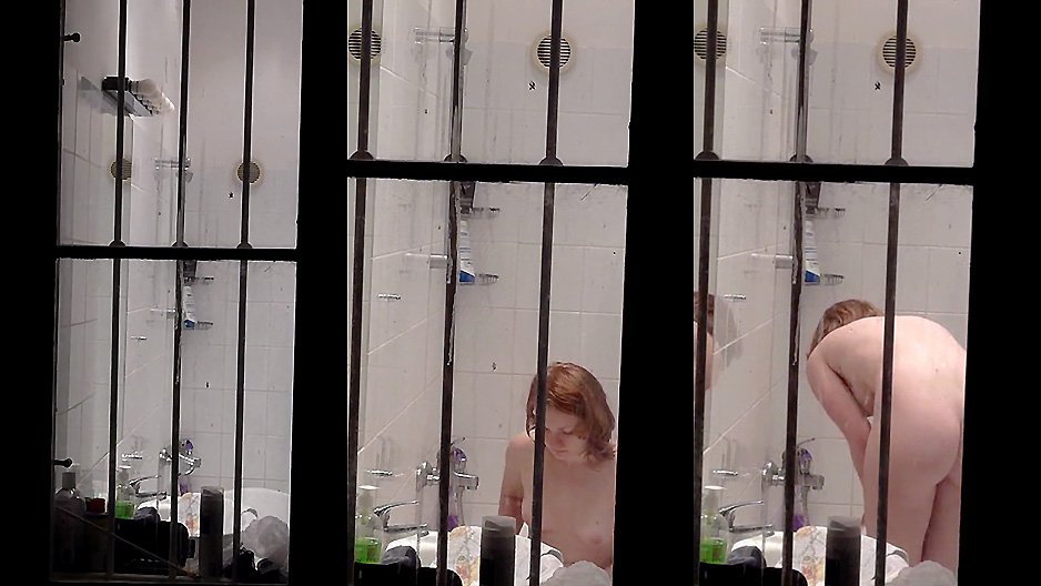 Ma nouvelle voisine en train de prendre sa douche (voyeur)