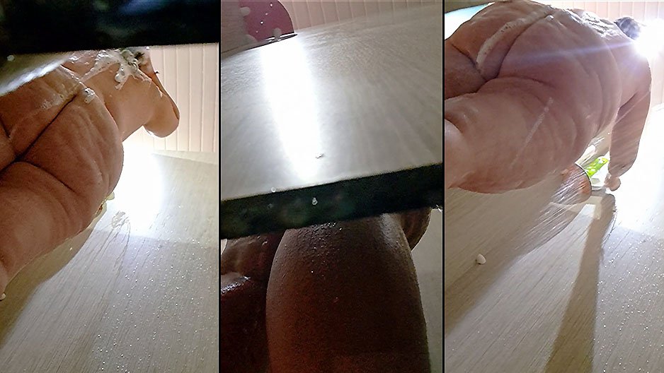 Énorme cul dans les douches du camping