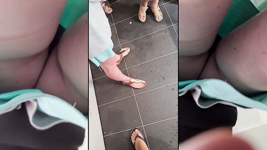 Sous la jupe d'une maman