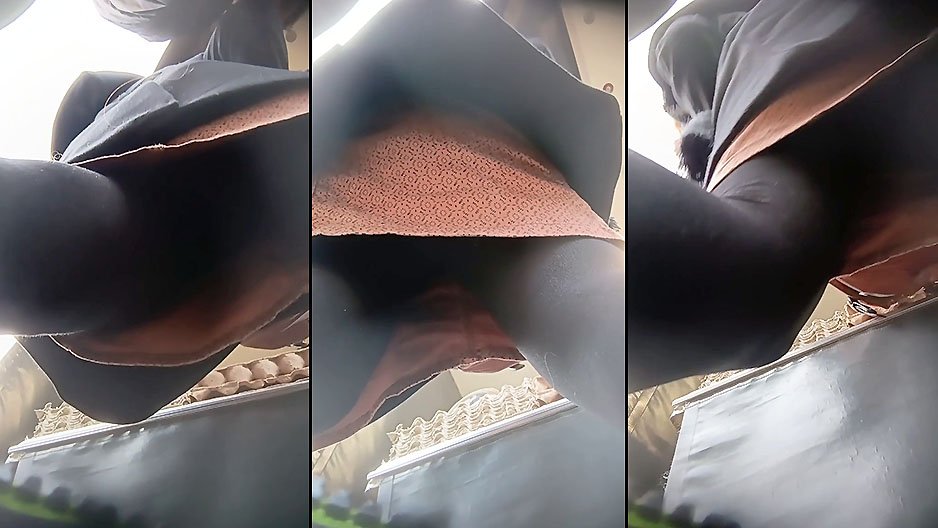 Sous la robe d'une nana en collant noir