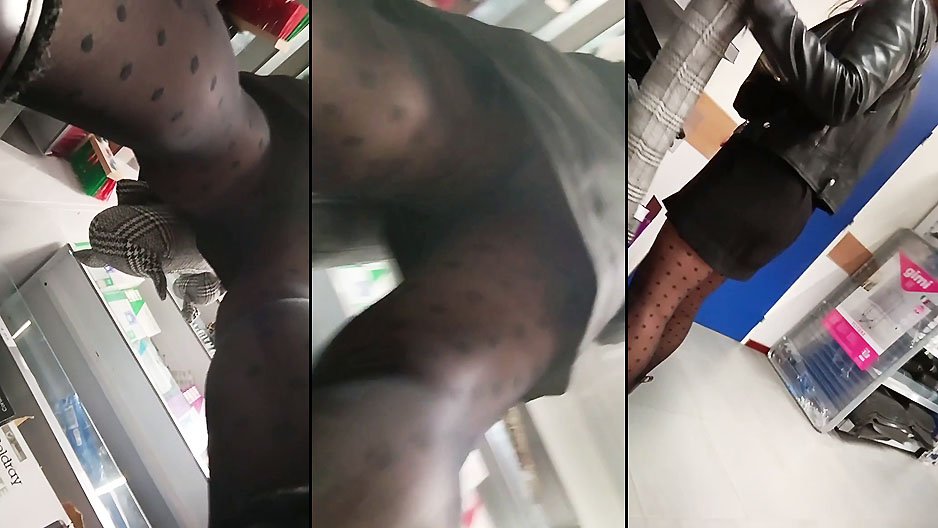 Sous une jupe avec des collants sexy