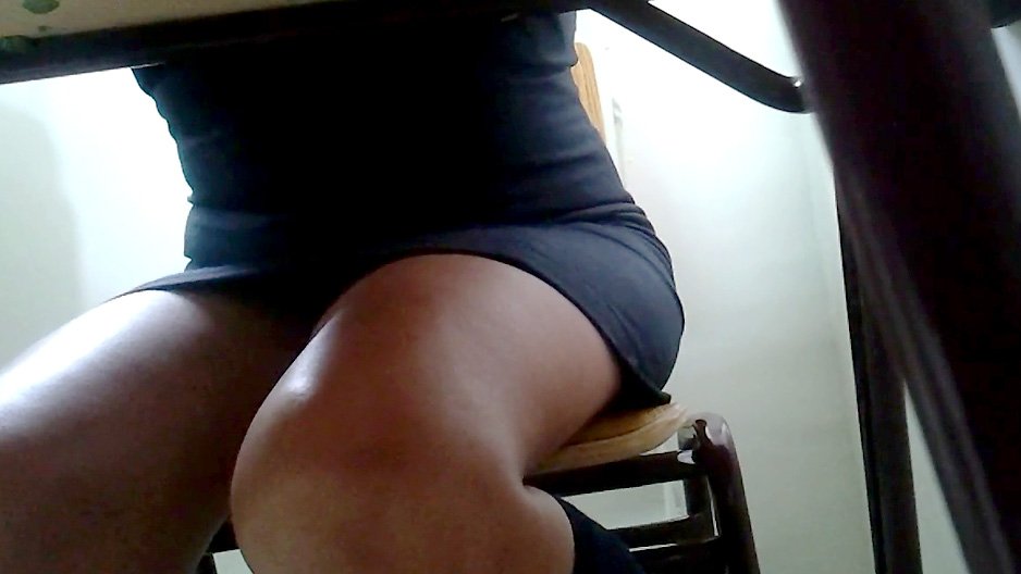 Un voyeur filme l'entre jambe de sa patronne (amateur)