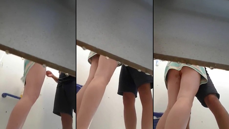 Un voyeur filme un couple dans les douches du camping