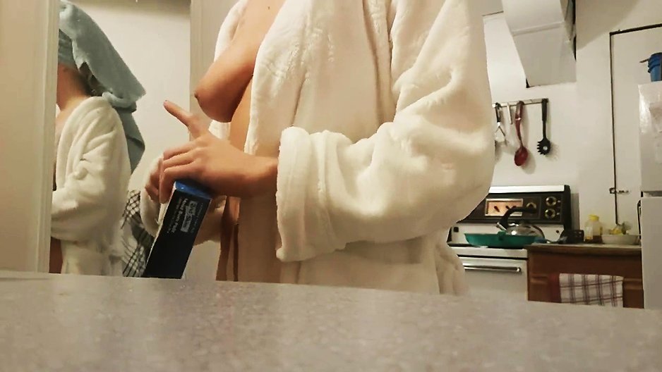 Un voyeur qui filme sa femme dans la salle de bain