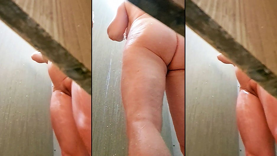 Une chatte mature dans les douches du camping