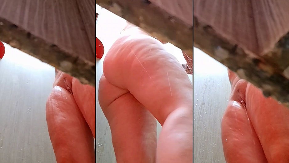 Une française mature en train de prendre sa douche