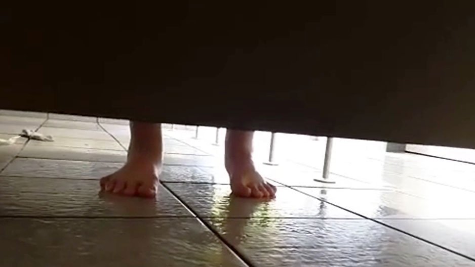 Une nana de 19 ans en train de prendre sa douche