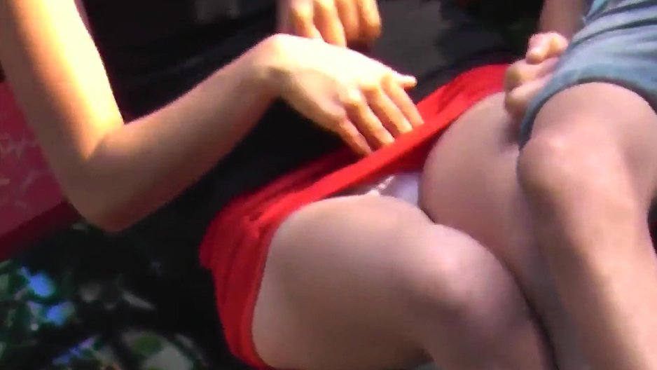 Une salope se laisse doigter en public